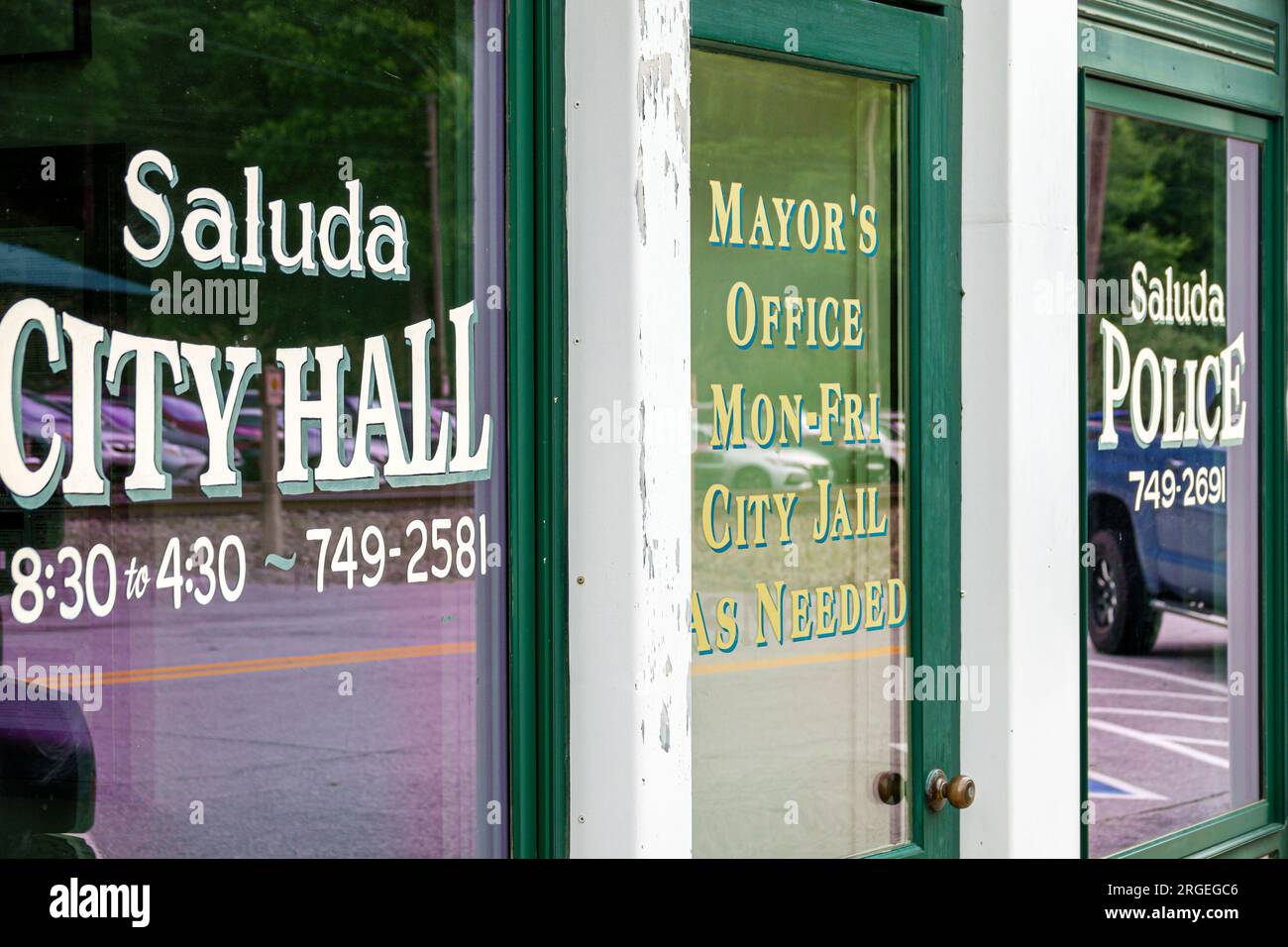 Saluda North Carolina, Büro des Bürgermeisters, Gefängnispolizei, Außenansicht, Eingang des Gebäudes, Schilderinformationen Stockfoto