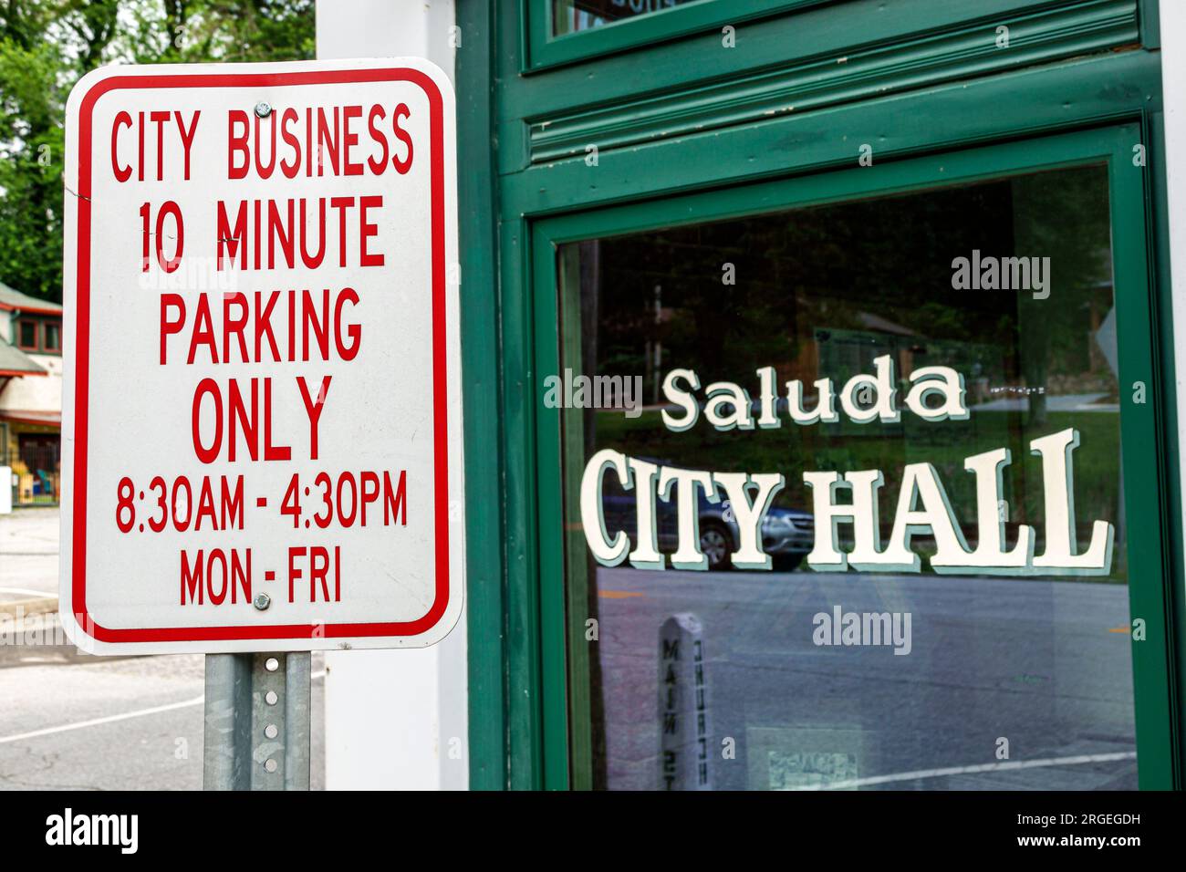 Saluda North Carolina, Rathaus Business nur 10 Minuten Parken, Außenansicht, Haupteingang des Gebäudes, Wegweiser Stockfoto