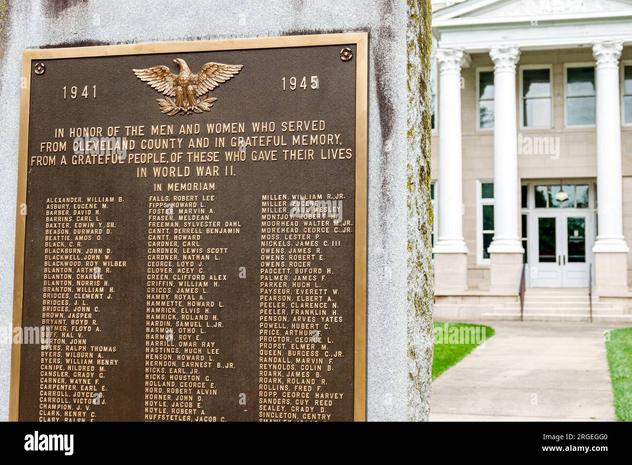 Shelby North Carolina, Gedenkstätte aus dem 2. Weltkrieg, Messingplakette, das Leben gekostet hat, historisches Gerichtsgebäude von Cleveland County, Außenfassade, Fassade des Gebäudes Stockfoto