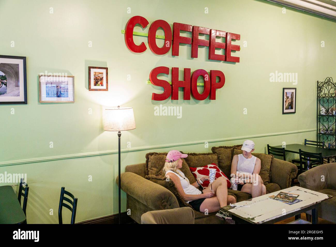 Shelby North Carolina, LilyBean Microroasted Coffee Cafe, generisches Coffee Shop Schild, weibliche Frau, Erwachsene, Freunde der Bewohner, innen indo Stockfoto