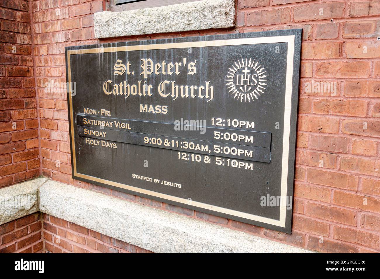 Charlotte North Carolina, St. Peter's Catholic Church, wöchentliche Veranstaltungskalender Öffnungszeiten, Außenfassade, Eingang zum Gebäude, Schild Information Messingplatz Stockfoto