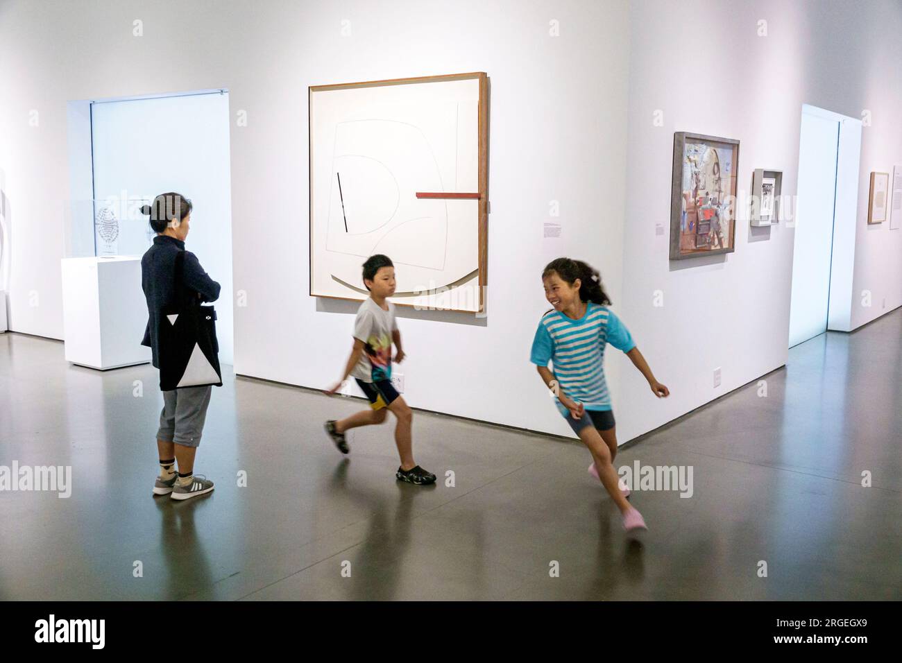 Charlotte North Carolina, Levine Center for the Arts, Bechtler Museum of Modern Art, asiatische ethnische Zugehörigkeit, Minderheit von Einwanderern, Mutter von Familieneltern, Sohn Stockfoto