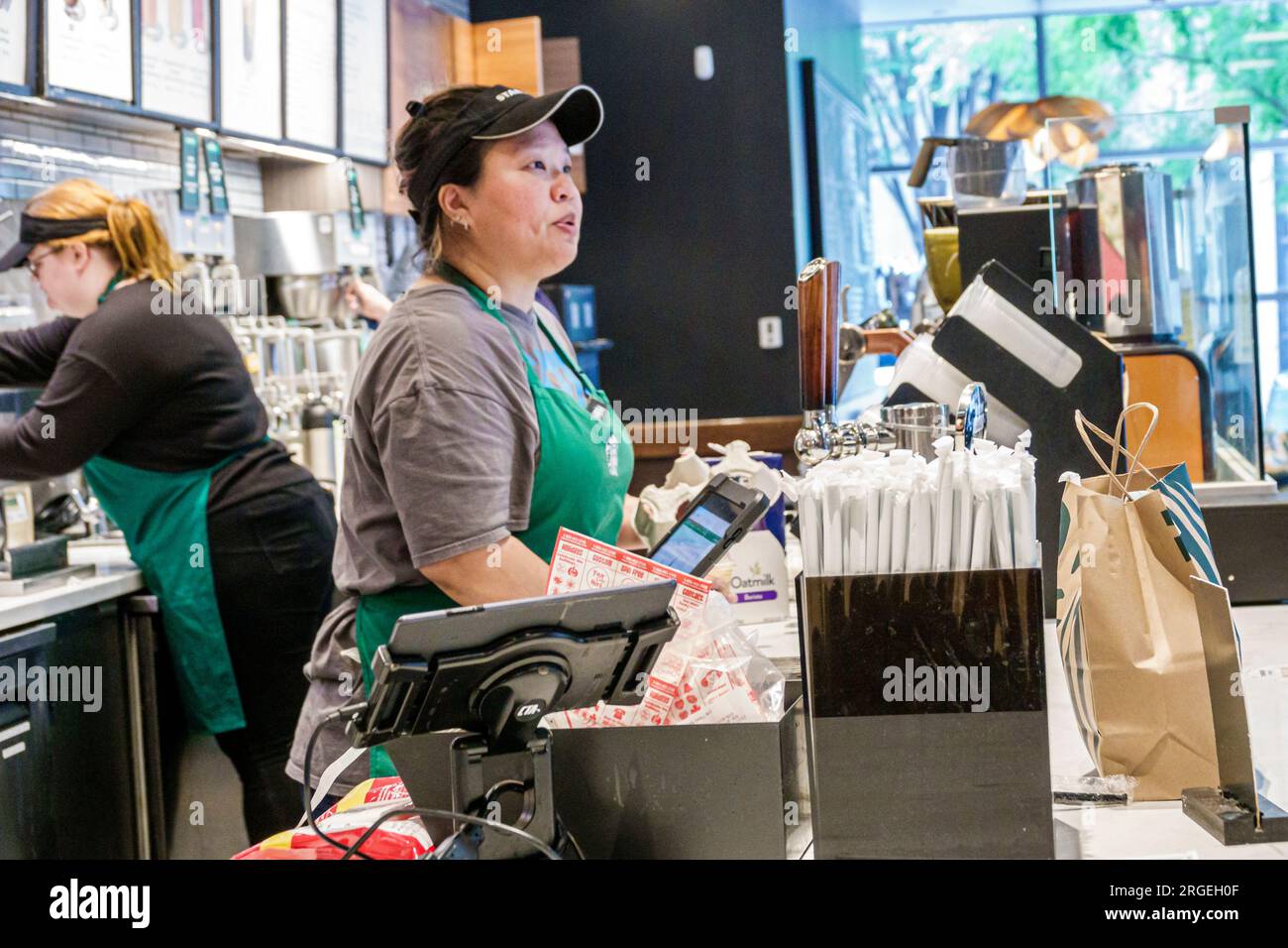 Charlotte North Carolina, Starbucks Kaffee, Baristas hinter der Theke, weibliche Frau, Erwachsene, Bewohner, Innenräume, Mitarbeiterarbeit Stockfoto
