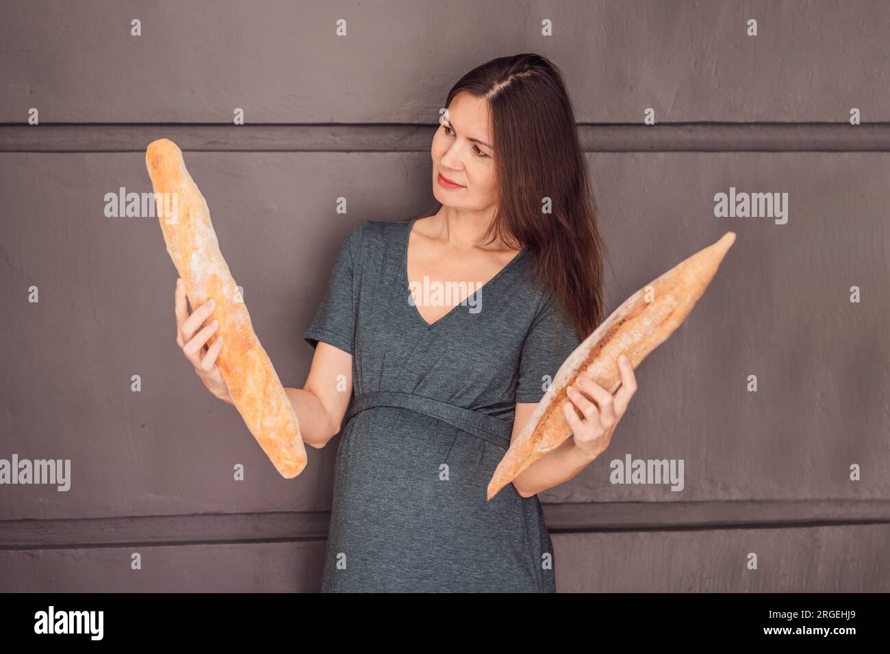 Glückliche und gesunde schwangere Frau nach 40, die während ihrer Schwangerschaft einen glutenfreien Lebensstil annimmt. Nährende Optionen für ein blühendes Baby und Stockfoto