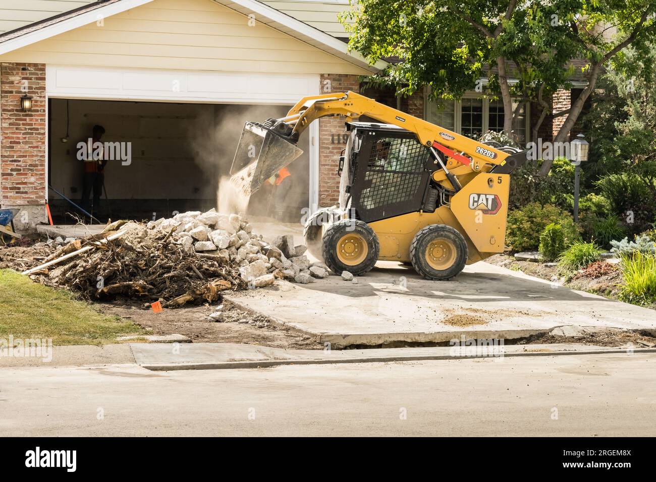 Edmonton, Kanada, 15. August 2022: Bobcat-Maschine entfernt Betonboden aus der Garage zur Renovierung Stockfoto