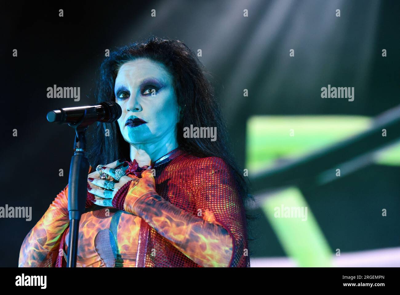 Sitges, Spanien. 08. Aug. 2023. Die Sängerin Alaska aus der Gruppe Fangoria tritt beim Jardins de Terramar Festival in Sitges auf. Die spanisch-mexikanische Sängerin Alaska, die Sängerin der Fangoria-Gruppe, trat beim Jardins de Terramar Festival in Sitges vor 2.500 Personen auf. Maria del Olvido Gara Jova (Mexiko-Stadt, 13. Juni 1963), besser bekannt unter ihrem Künstlernamen Alaska, ist spanisch-mexikanische Sängerin, Schauspielerin, Komponistin, Fernsehmoderatorin, Geschäftsfrau, Autor, Produzent und DJ. Kredit: SOPA Images Limited/Alamy Live News Stockfoto