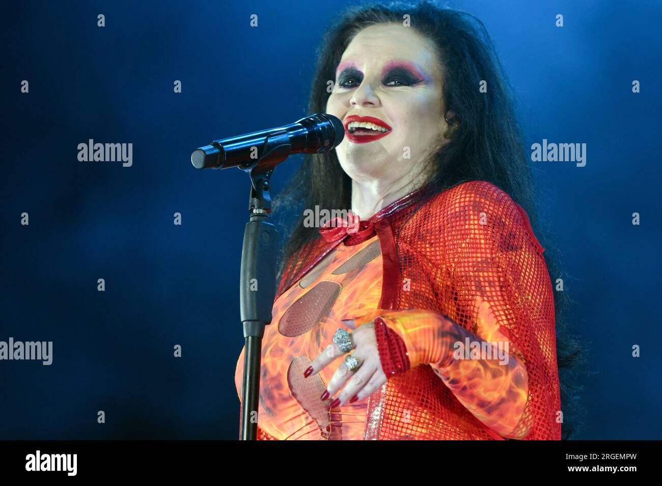 Sitges, Spanien. 08. Aug. 2023. Die Sängerin Alaska aus der Gruppe Fangoria tritt beim Jardins de Terramar Festival in Sitges auf. Die spanisch-mexikanische Sängerin Alaska, die Sängerin der Fangoria-Gruppe, trat beim Jardins de Terramar Festival in Sitges vor 2.500 Personen auf. Maria del Olvido Gara Jova (Mexiko-Stadt, 13. Juni 1963), besser bekannt unter ihrem Künstlernamen Alaska, ist spanisch-mexikanische Sängerin, Schauspielerin, Komponistin, Fernsehmoderatorin, Geschäftsfrau, Autor, Produzent und DJ. Kredit: SOPA Images Limited/Alamy Live News Stockfoto