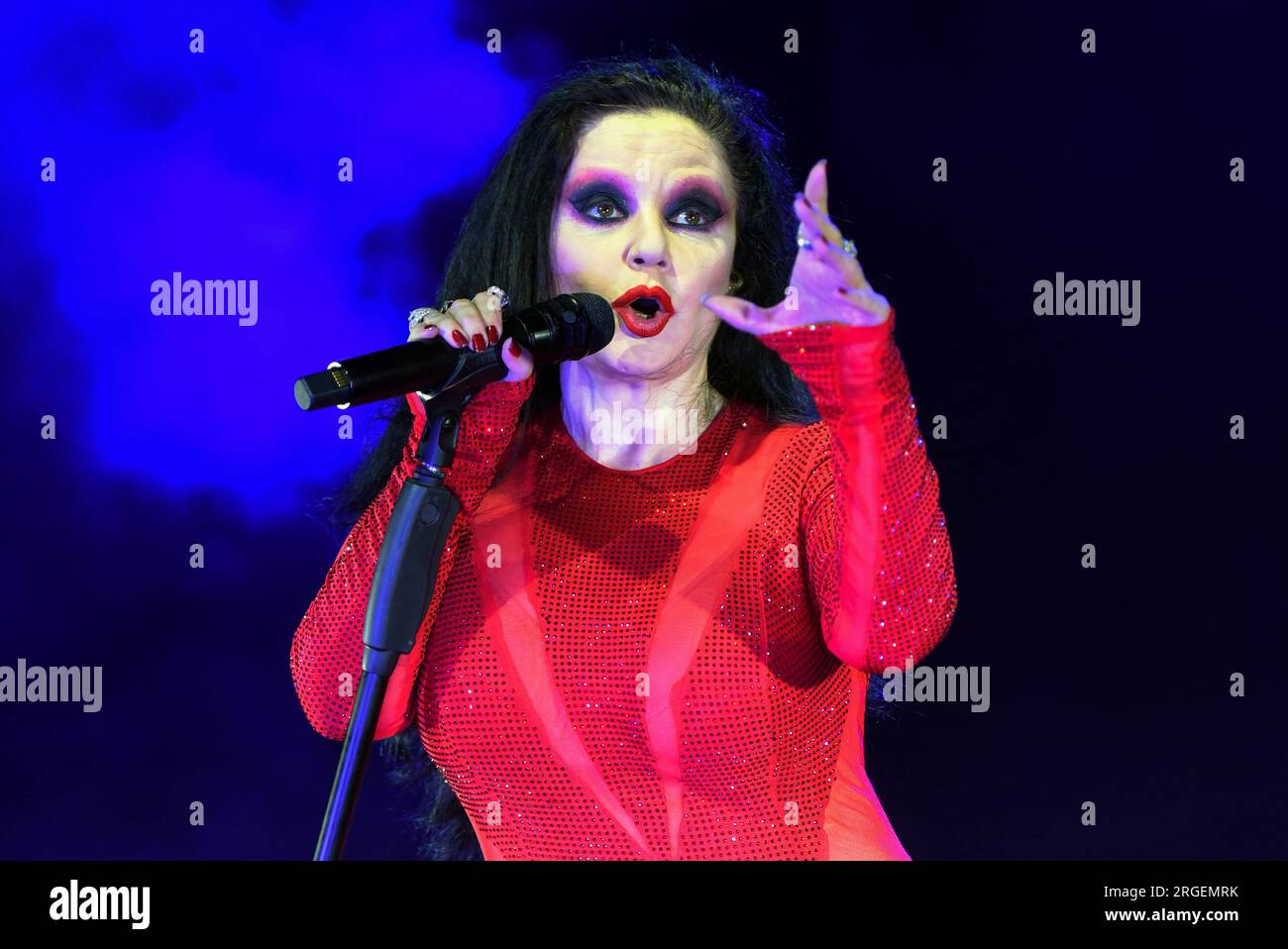 Sitges, Spanien. 08. Aug. 2023. Die Sängerin Alaska aus der Gruppe Fangoria tritt beim Jardins de Terramar Festival in Sitges auf. Die spanisch-mexikanische Sängerin Alaska, die Sängerin der Fangoria-Gruppe, trat beim Jardins de Terramar Festival in Sitges vor 2.500 Personen auf. Maria del Olvido Gara Jova (Mexiko-Stadt, 13. Juni 1963), besser bekannt unter ihrem Künstlernamen Alaska, ist spanisch-mexikanische Sängerin, Schauspielerin, Komponistin, Fernsehmoderatorin, Geschäftsfrau, Autor, Produzent und DJ. Kredit: SOPA Images Limited/Alamy Live News Stockfoto