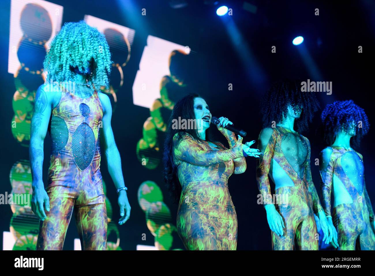 Sitges, Spanien. 08. Aug. 2023. Die Sängerin Alaska aus der Gruppe Fangoria tritt beim Jardins de Terramar Festival in Sitges auf. Die spanisch-mexikanische Sängerin Alaska, die Sängerin der Fangoria-Gruppe, trat beim Jardins de Terramar Festival in Sitges vor 2.500 Personen auf. Maria del Olvido Gara Jova (Mexiko-Stadt, 13. Juni 1963), besser bekannt unter ihrem Künstlernamen Alaska, ist spanisch-mexikanische Sängerin, Schauspielerin, Komponistin, Fernsehmoderatorin, Geschäftsfrau, Autor, Produzent und DJ. Kredit: SOPA Images Limited/Alamy Live News Stockfoto