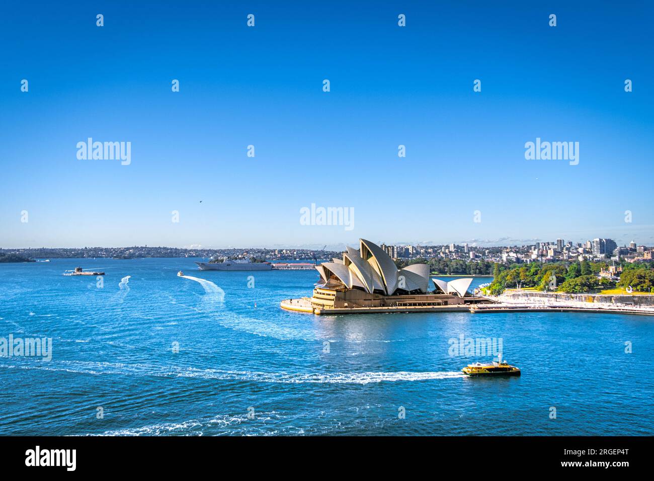 Ein geschäftiger Vormittag im Opernhaus von Sydney, mit Booten, die herumfahren Stockfoto
