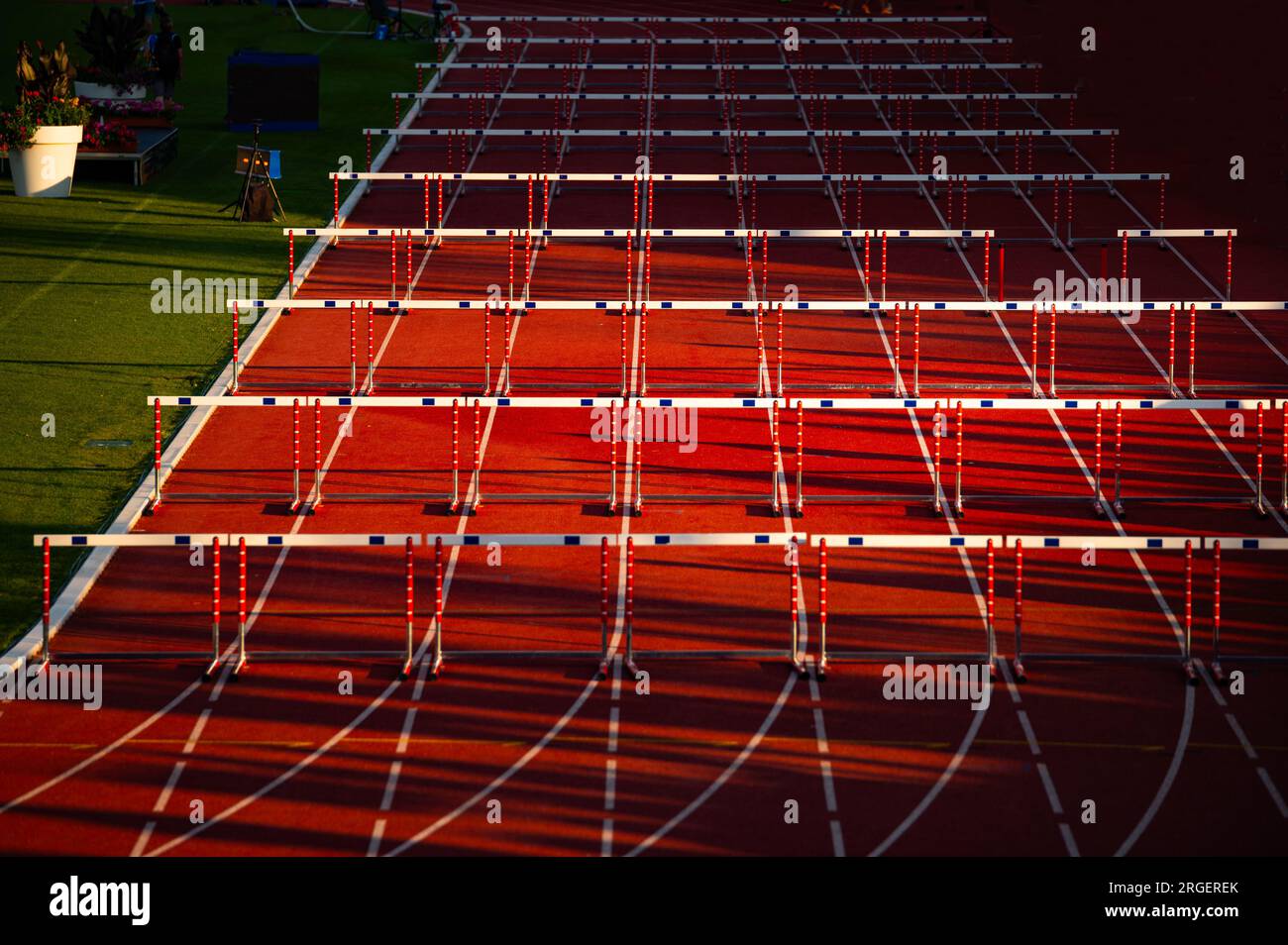 Golden Hour zeigt Hürden im Profi-Stadion. Leichtathletikfoto für Welten in Budapest und Spiele in Paris Stockfoto