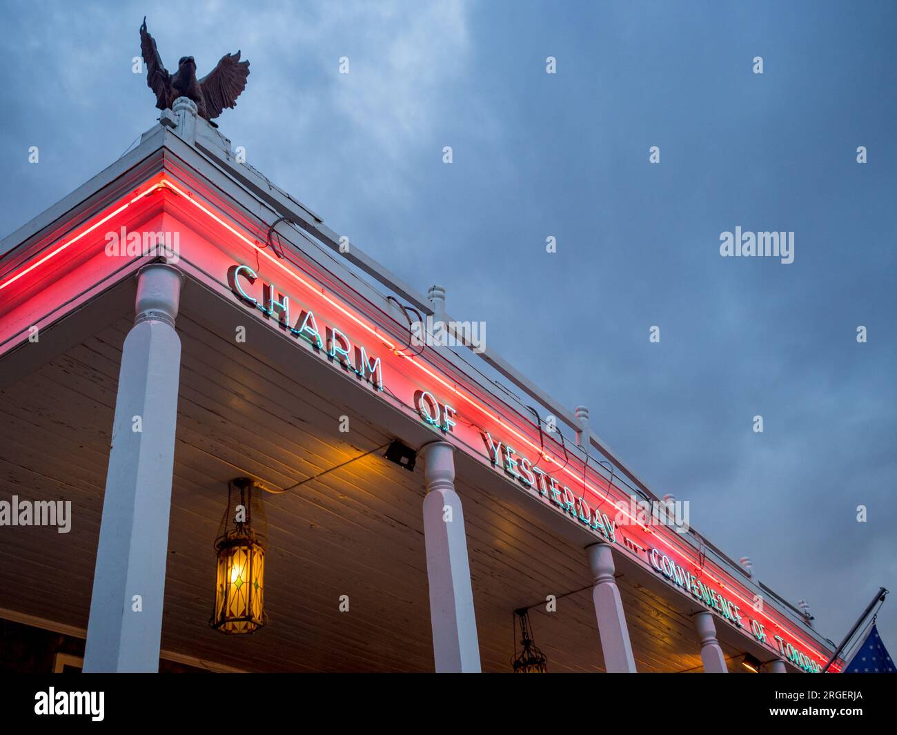 El Rancho Hotel in Gallup, NM, wurde 1937 als Basis für Filmproduktionen eröffnet. Mit der Eröffnung der Interstate 40 geriet das Anwesen in Verfall. Stockfoto