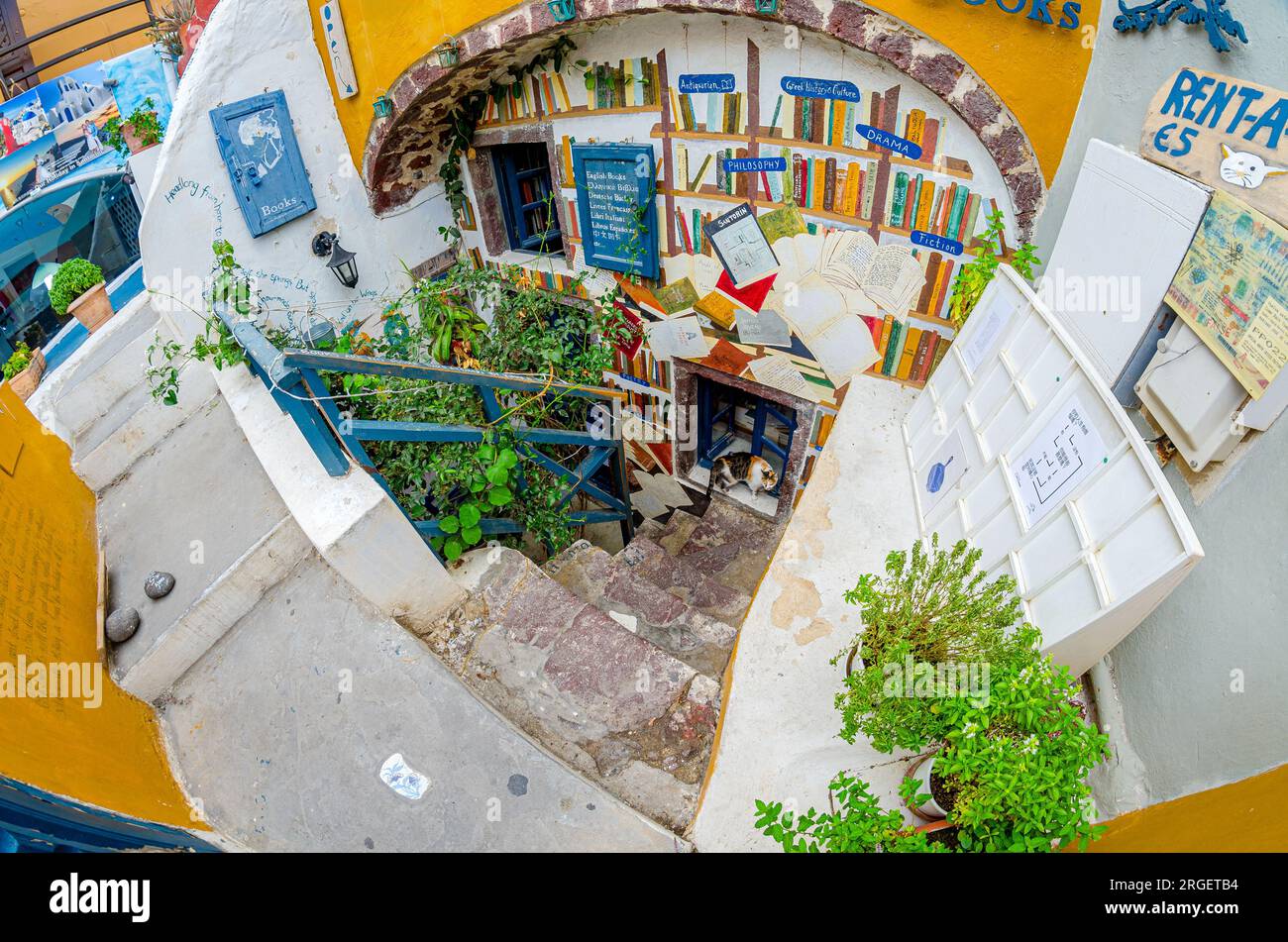 Vor dem Buchladen, verkauft Fiktion- und Sachbücher auf Griechisch, Französisch, Englisch, Spanisch, Chinesisch und mehr im Dorf Oia auf der Insel Santorin Stockfoto