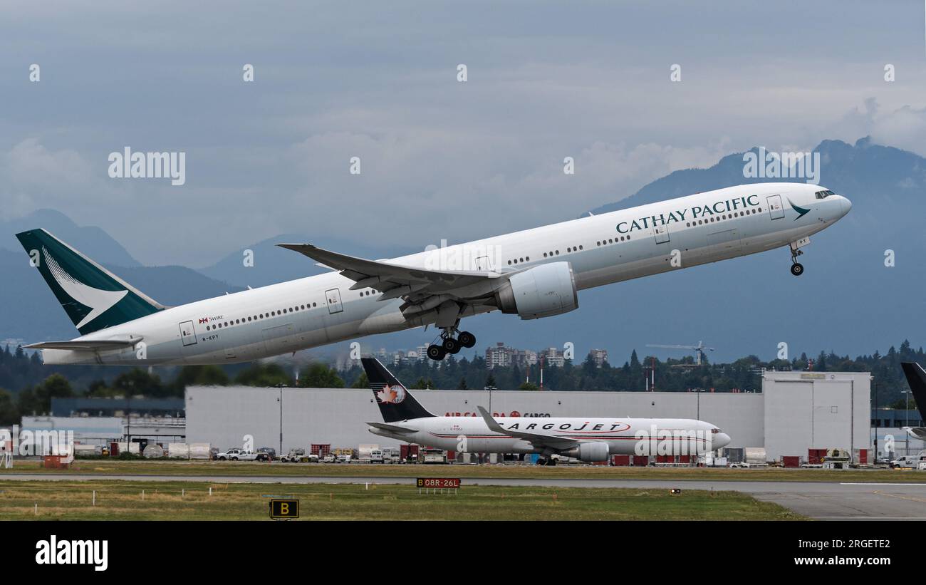 Richmond, British Columbia, Kanada. 8. Aug. 2023. Eine Cathay Pacific Boeing 777-300ER Jetliner (B-KPY) startet vom Vancouver International Airport. (Kreditbild: © Bayne Stanley/ZUMA Press Wire) NUR REDAKTIONELLE VERWENDUNG! Nicht für den kommerziellen GEBRAUCH! Stockfoto