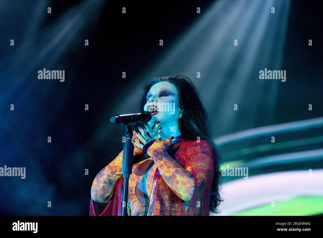 Sitges, Spanien. 08. Aug. 2023. Die Sängerin Alaska aus der Gruppe Fangoria tritt beim Jardins de Terramar Festival in Sitges auf. Die spanisch-mexikanische Sängerin Alaska, die Sängerin der Fangoria-Gruppe, trat beim Jardins de Terramar Festival in Sitges vor 2.500 Personen auf. Maria del Olvido Gara Jova (Mexiko-Stadt, 13. Juni 1963), besser bekannt unter ihrem Künstlernamen Alaska, ist spanisch-mexikanische Sängerin, Schauspielerin, Komponistin, Fernsehmoderatorin, Geschäftsfrau, Autor, Produzent und DJ. (Foto: Ramon Costa/SOPA Images/Sipa USA) Guthaben: SIPA USA/Alamy Live News Stockfoto