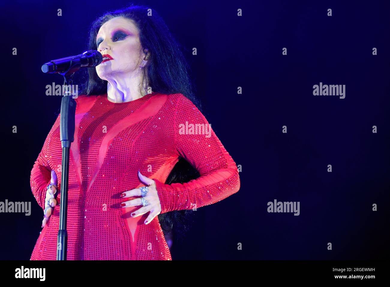 Sitges, Spanien. 08. Aug. 2023. Die Sängerin Alaska aus der Gruppe Fangoria tritt beim Jardins de Terramar Festival in Sitges auf. Die spanisch-mexikanische Sängerin Alaska, die Sängerin der Fangoria-Gruppe, trat beim Jardins de Terramar Festival in Sitges vor 2.500 Personen auf. Maria del Olvido Gara Jova (Mexiko-Stadt, 13. Juni 1963), besser bekannt unter ihrem Künstlernamen Alaska, ist spanisch-mexikanische Sängerin, Schauspielerin, Komponistin, Fernsehmoderatorin, Geschäftsfrau, Autor, Produzent und DJ. (Foto: Ramon Costa/SOPA Images/Sipa USA) Guthaben: SIPA USA/Alamy Live News Stockfoto