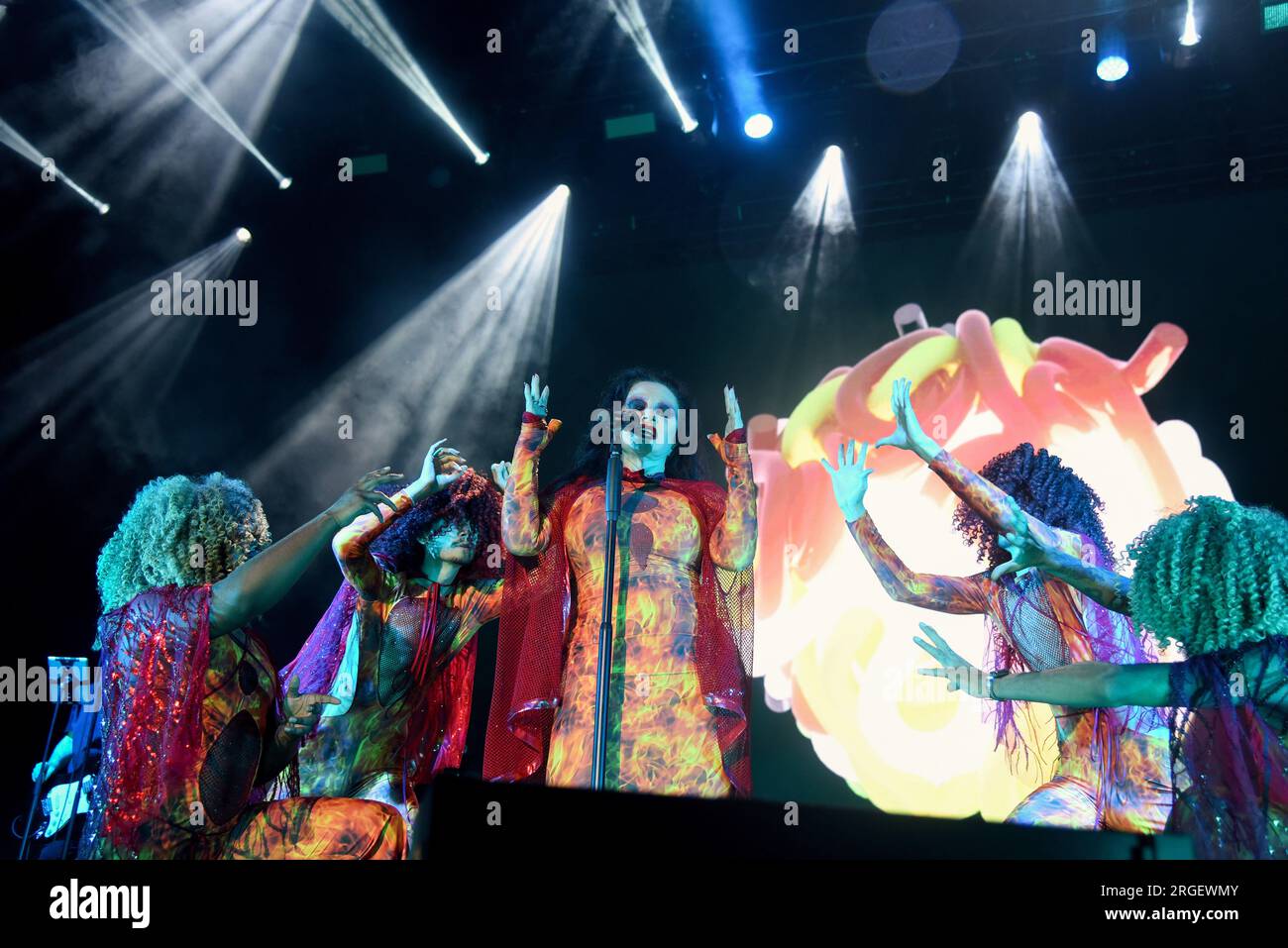 Sitges, Spanien. 08. Aug. 2023. Die Sängerin Alaska aus der Gruppe Fangoria tritt beim Jardins de Terramar Festival in Sitges auf. Die spanisch-mexikanische Sängerin Alaska, die Sängerin der Fangoria-Gruppe, trat beim Jardins de Terramar Festival in Sitges vor 2.500 Personen auf. Maria del Olvido Gara Jova (Mexiko-Stadt, 13. Juni 1963), besser bekannt unter ihrem Künstlernamen Alaska, ist spanisch-mexikanische Sängerin, Schauspielerin, Komponistin, Fernsehmoderatorin, Geschäftsfrau, Autor, Produzent und DJ. (Foto: Ramon Costa/SOPA Images/Sipa USA) Guthaben: SIPA USA/Alamy Live News Stockfoto