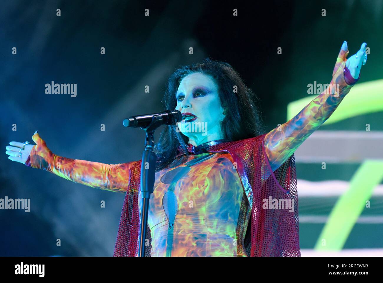Sitges, Spanien. 08. Aug. 2023. Die Sängerin Alaska aus der Gruppe Fangoria tritt beim Jardins de Terramar Festival in Sitges auf. Die spanisch-mexikanische Sängerin Alaska, die Sängerin der Fangoria-Gruppe, trat beim Jardins de Terramar Festival in Sitges vor 2.500 Personen auf. Maria del Olvido Gara Jova (Mexiko-Stadt, 13. Juni 1963), besser bekannt unter ihrem Künstlernamen Alaska, ist spanisch-mexikanische Sängerin, Schauspielerin, Komponistin, Fernsehmoderatorin, Geschäftsfrau, Autor, Produzent und DJ. (Foto: Ramon Costa/SOPA Images/Sipa USA) Guthaben: SIPA USA/Alamy Live News Stockfoto
