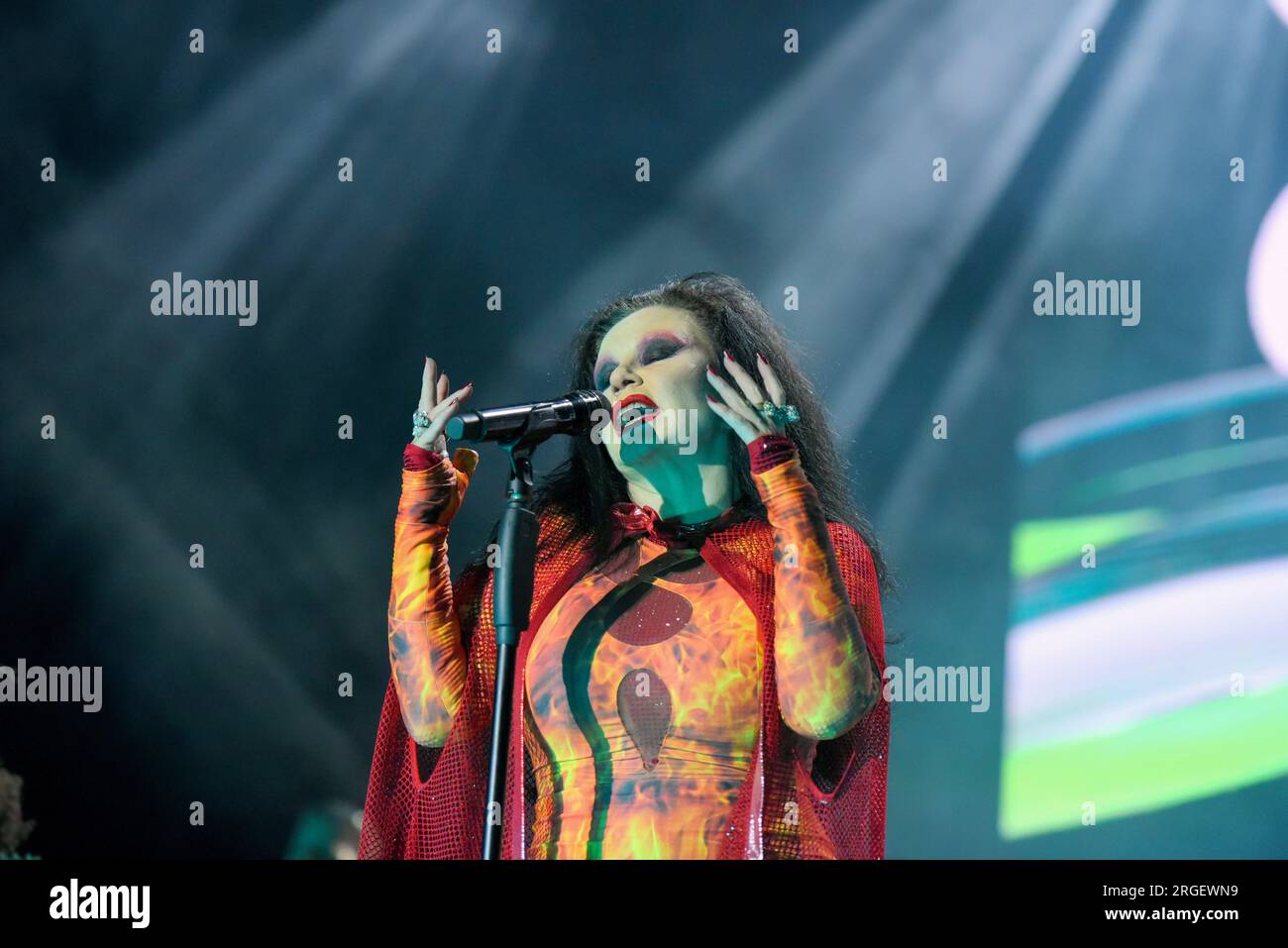 Sitges, Spanien. 08. Aug. 2023. Die Sängerin Alaska aus der Gruppe Fangoria tritt beim Jardins de Terramar Festival in Sitges auf. Die spanisch-mexikanische Sängerin Alaska, die Sängerin der Fangoria-Gruppe, trat beim Jardins de Terramar Festival in Sitges vor 2.500 Personen auf. Maria del Olvido Gara Jova (Mexiko-Stadt, 13. Juni 1963), besser bekannt unter ihrem Künstlernamen Alaska, ist spanisch-mexikanische Sängerin, Schauspielerin, Komponistin, Fernsehmoderatorin, Geschäftsfrau, Autor, Produzent und DJ. (Foto: Ramon Costa/SOPA Images/Sipa USA) Guthaben: SIPA USA/Alamy Live News Stockfoto