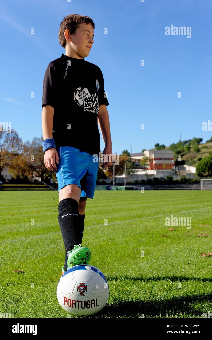 Junger Junge mit Fußball- oder Fußballtrikot-Spielsport in der Gemeinde Alcanena, Portugal. Städtisches Stadion Joaquim Maria Baptista - 29. November 2 Stockfoto