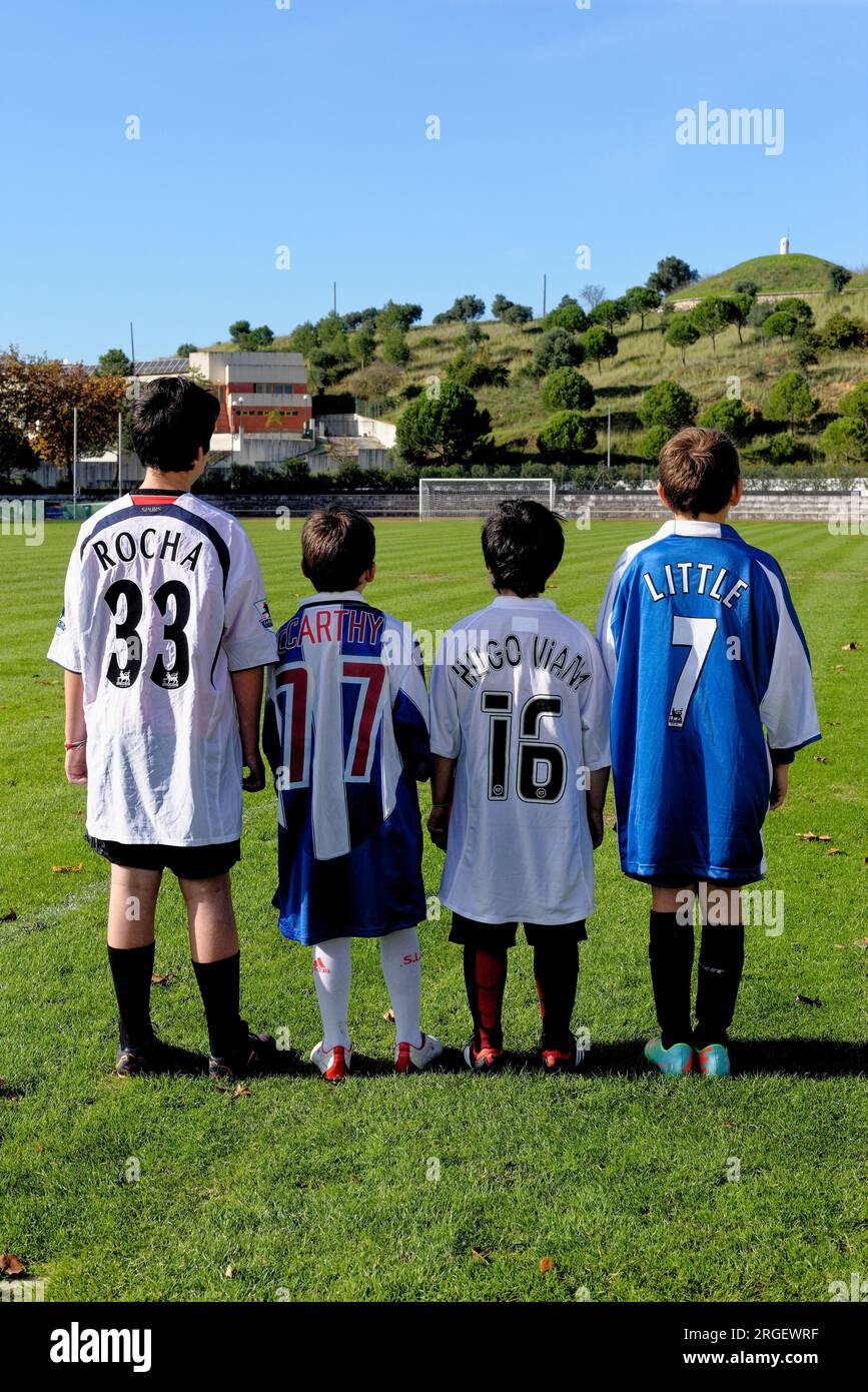 Kleine Kinder, die Fußball- oder Fußballtrikots tragen, in der Gemeinde Alcanena, Portugal. Städtisches Stadion Joaquim Maria Baptista - 29. Novem Stockfoto