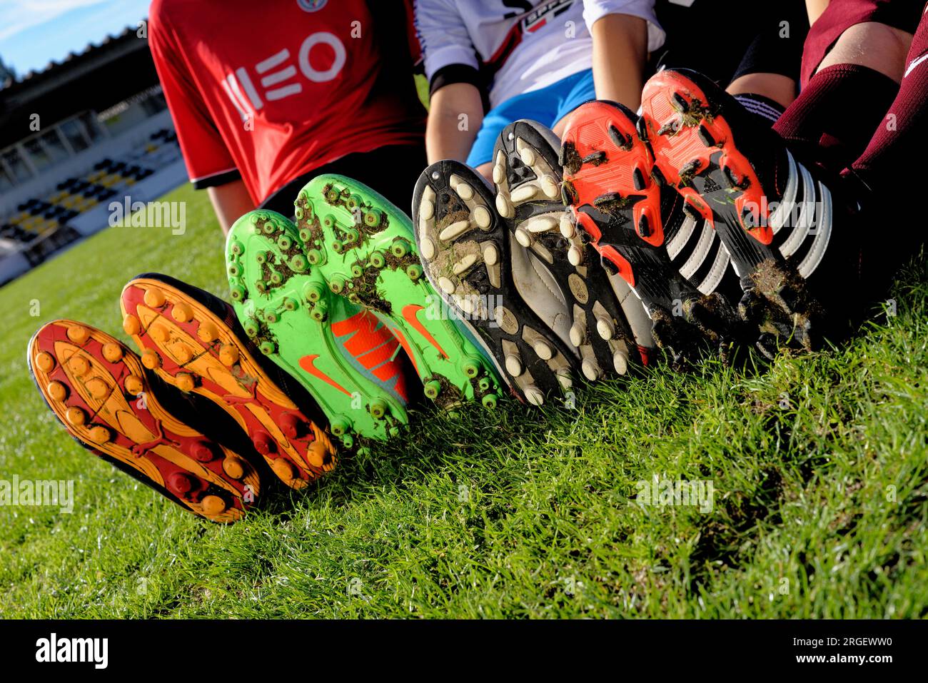 Geschlossen mit Kindern, die Fußball oder Fußballschuhe tragen, Spielsport in der Gemeinde Alcanena, Portugal. Städtisches Stadion Joaquim Maria Baptista - 29 Stockfoto