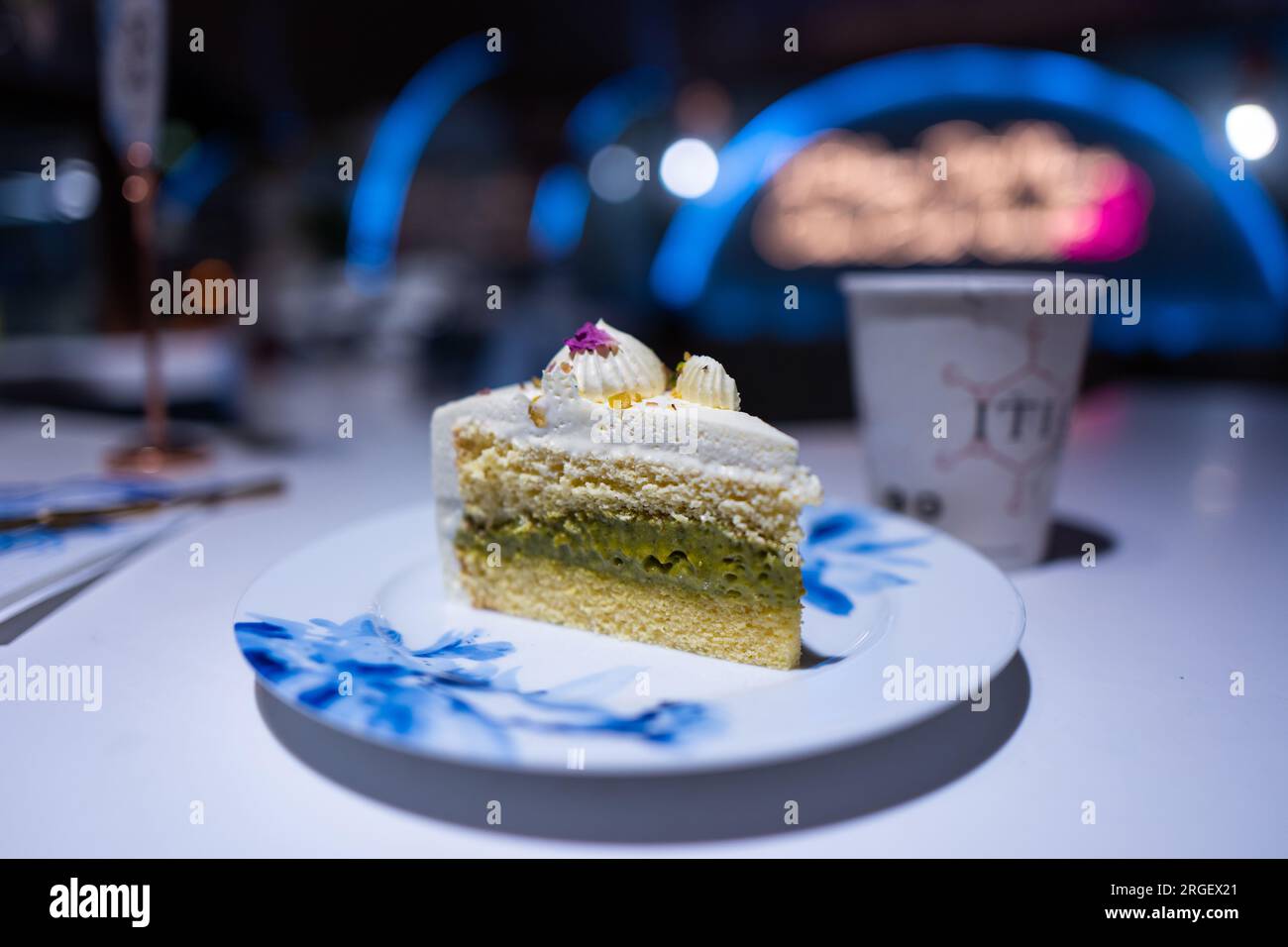 Ein glutenfreier Kuchen, Matcha Tiramisu mit Frischkäse. Stockfoto