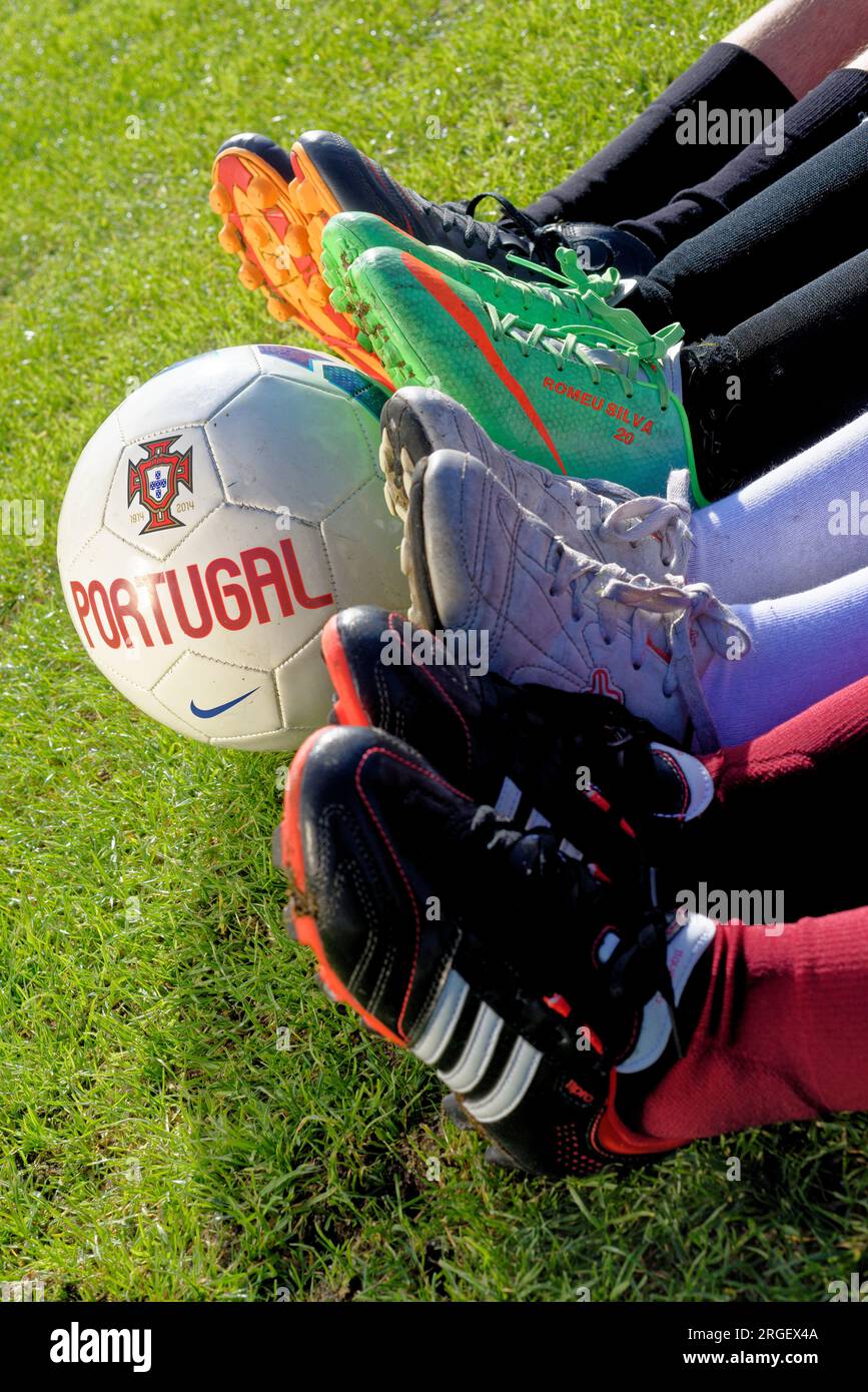 Geschlossen mit Kindern, die Fußball oder Fußballschuhe tragen, Spielsport in der Gemeinde Alcanena, Portugal. Städtisches Stadion Joaquim Maria Baptista - 29 Stockfoto