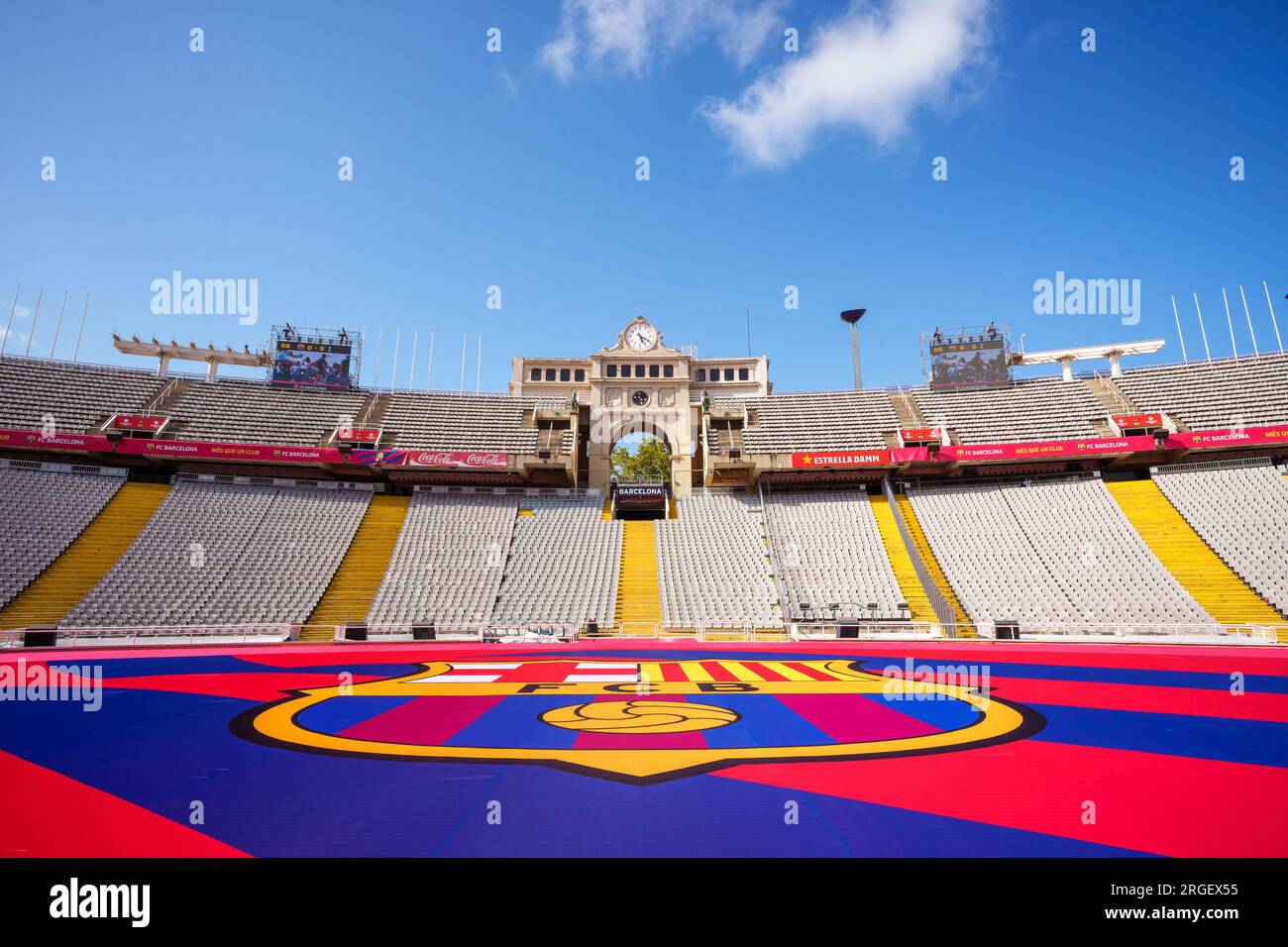 Barcelona. 8. Aug. 2023. Dieses Foto wurde am 8. August 2023 aufgenommen und zeigt das Olympiastadion der Lluis Companys vor dem Joan Gamper Trophy-freundlichen Fußballspiel zwischen dem FC Barcelona von Spanien und dem Totthenham Hotspur von England in Barcelona, Spanien. Kredit: Joan Gosa/Xinhua/Alamy Live News Stockfoto