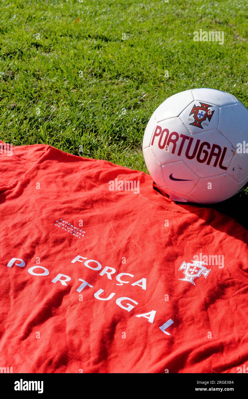 Abschluss mit Portugal Football oder Fußball-T-Shirt und Ballspielsport in der Gemeinde Alcanena, Portugal. Stadion Joaquim Maria Baptista Stockfoto