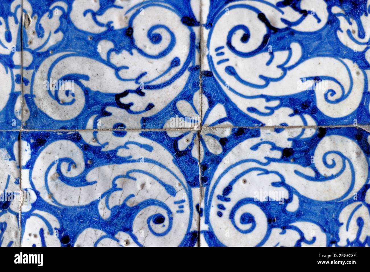 Portugiesisches Bodenmuster, nahtlose Lissabon-Fliesen in Indigoblau, geometrisches Keramikdesign im Vintage-Stil, basierend auf traditionellen orientalischen arabischen Mustern - ar Stockfoto Portugiesisches Bodenmuster, nahtlose Lissabon-Fliesen in Indigoblau, geometrisches Keramikdesign im Vintage-Stil, basierend auf traditionellen orientalischen arabischen Mustern - ar Stockfoto