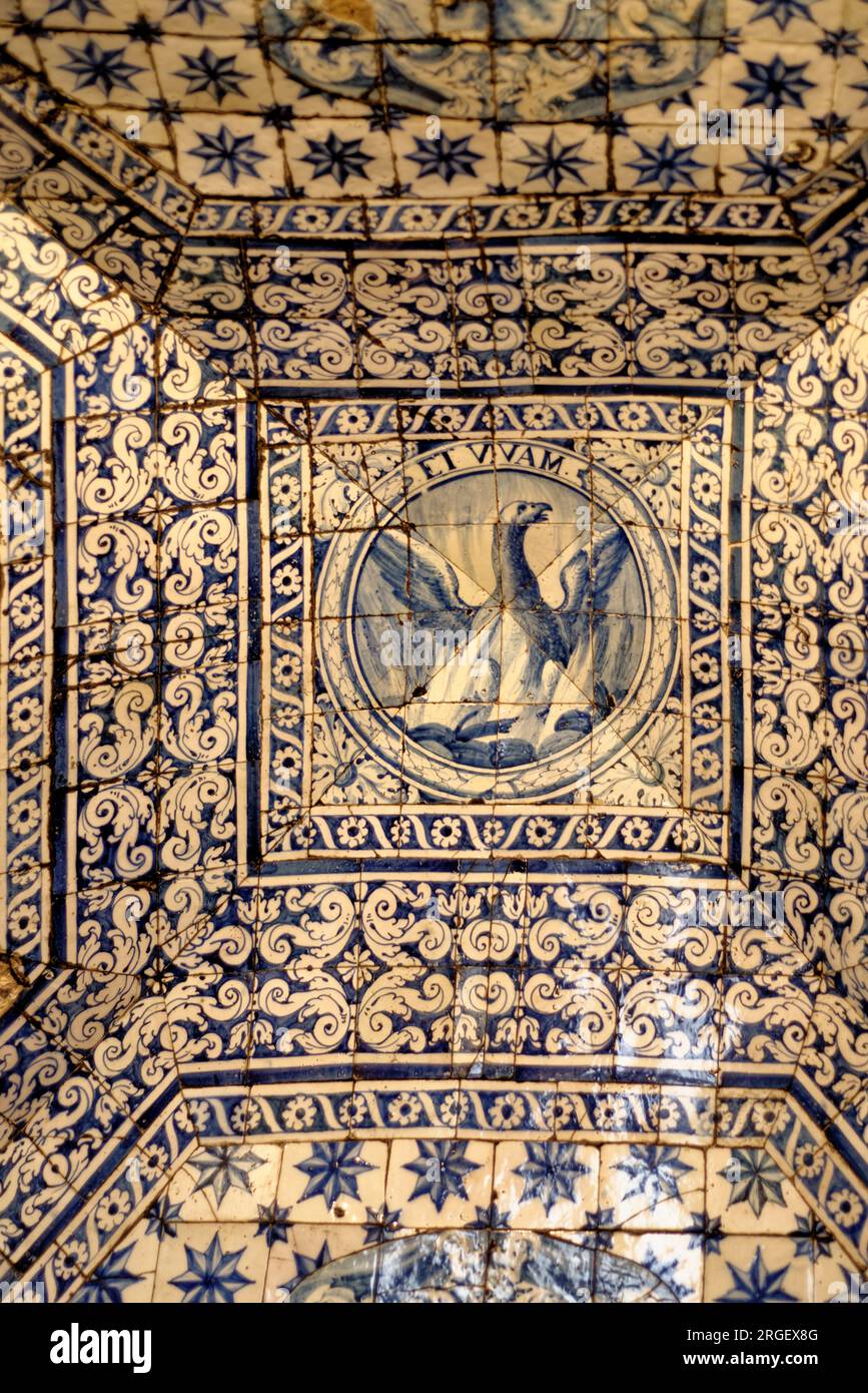 Portugiesisches Bodenmuster, nahtlose Lissabon-Fliesen in Indigoblau, geometrisches Keramikdesign im Vintage-Stil, basierend auf traditionellen orientalischen arabischen Mustern - ar Stockfoto Portugiesisches Bodenmuster, nahtlose Lissabon-Fliesen in Indigoblau, geometrisches Keramikdesign im Vintage-Stil, basierend auf traditionellen orientalischen arabischen Mustern - ar Stockfoto