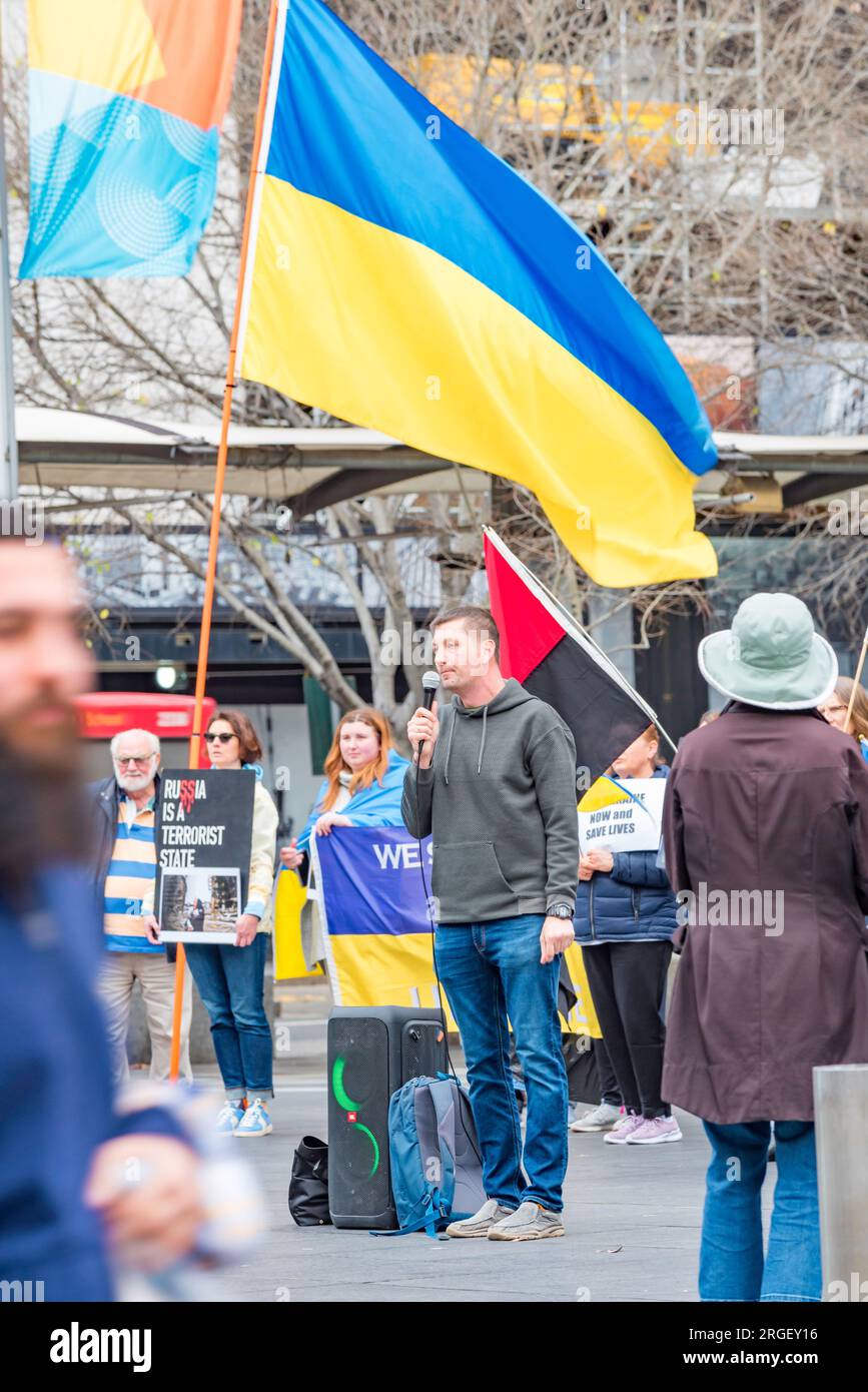 Demonstranten auf einer Pro-Ukraine-Rallye in Sydney, Australien, stehen mit den blauen und gelben Nationalfarben und ukrainischen Flaggen Stockfoto