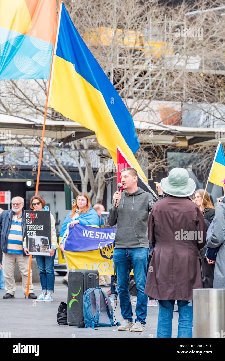 Demonstranten auf einer Pro-Ukraine-Rallye in Sydney, Australien, stehen mit den blauen und gelben Nationalfarben und ukrainischen Flaggen Stockfoto