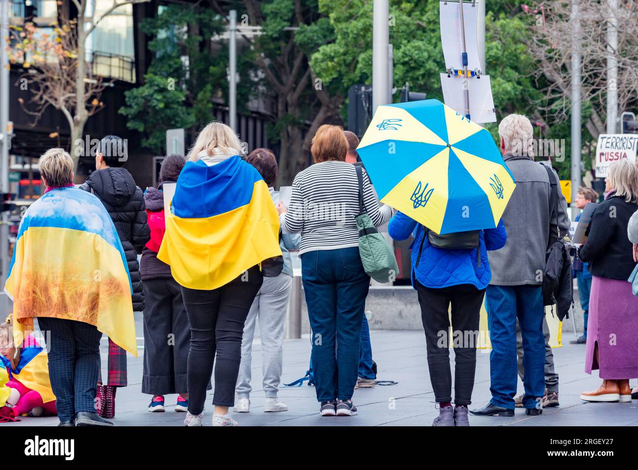 Demonstranten auf einer Pro-Ukraine-Rallye in Sydney, Australien, stehen mit den blauen und gelben Nationalfarben und ukrainischen Flaggen Stockfoto