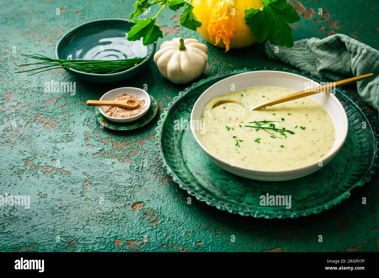Leckere hausgemachte Zucchini und Kartoffelcremesuppe mit Kräutern Stockfoto