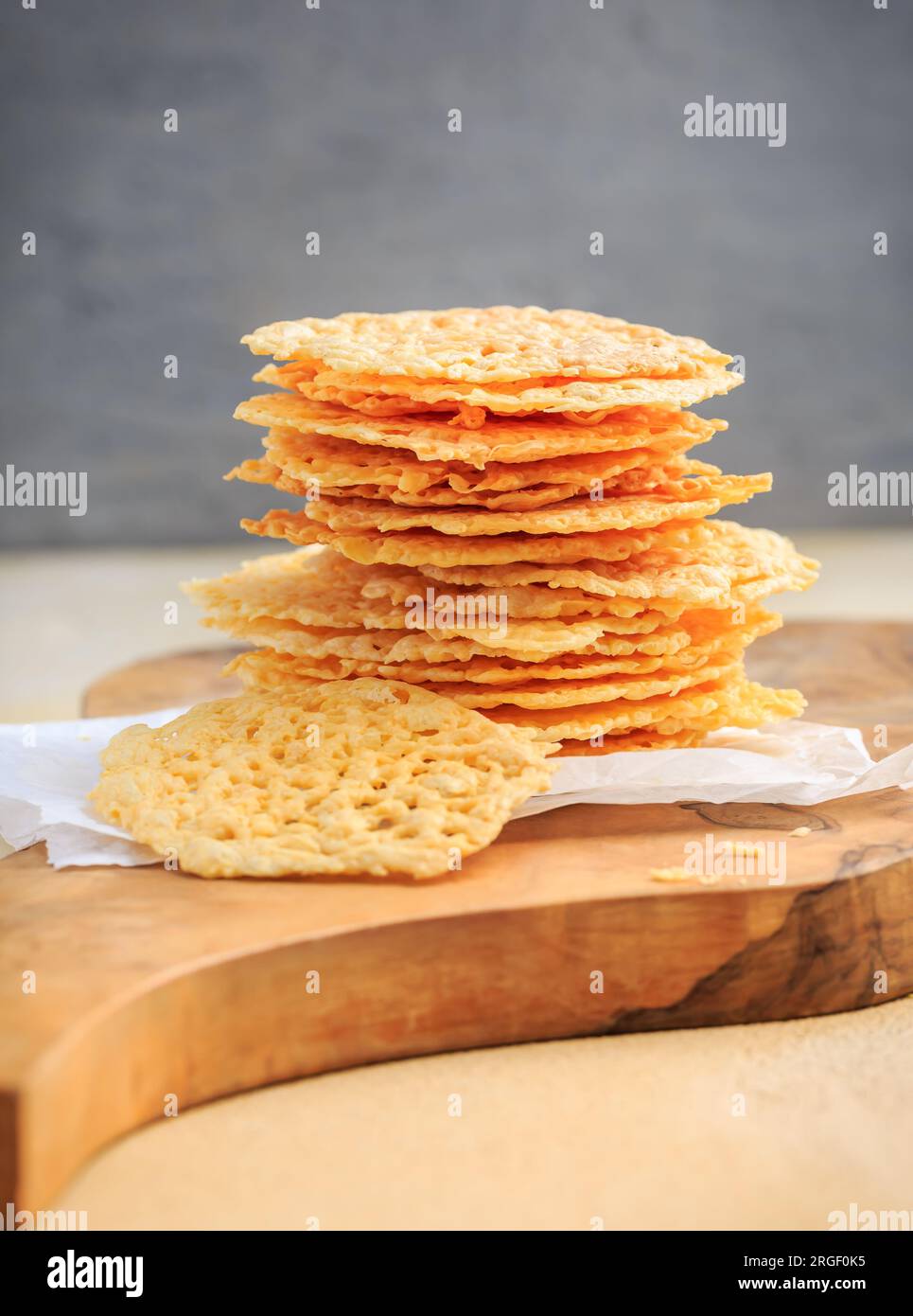 Parmesan-Käse-Cracker-Chips. Körnerfreie, leckere Crispy Cheddar Cheese Chips, Keto und Low Carb. Stockfoto