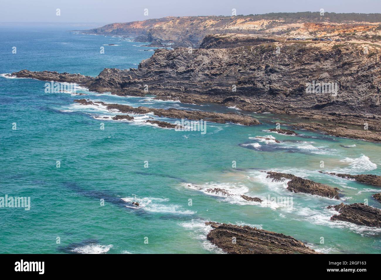 Blick auf das geologische Erbe. Küste von Cabo Sardao, Ponta do Cavaleiro, Sao Teotonio, Portugal Stockfoto