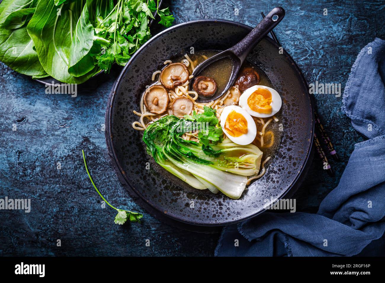 Miso Ramen asiatische Nudelsuppe mit Shiitake, Ei und pak Choi Kohl auf dunklem Hintergrund Stockfoto