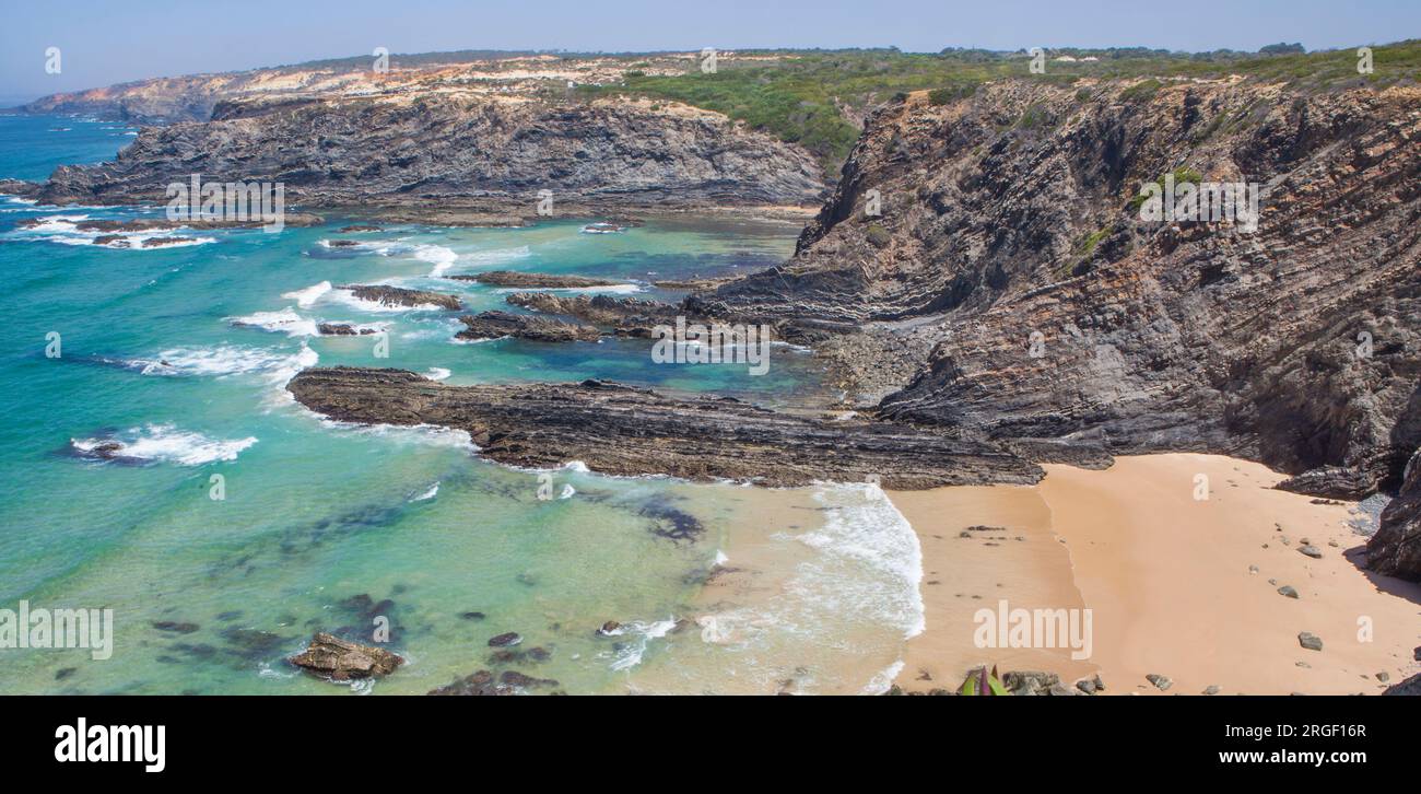 Blick auf das geologische Erbe. Küste von Cabo Sardao, Ponta do Cavaleiro, Sao Teotonio, Portugal Stockfoto