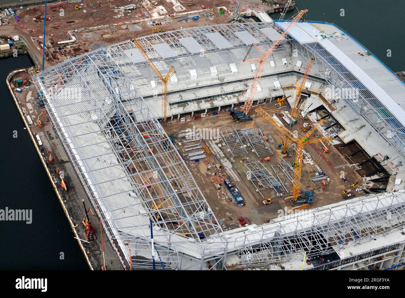 Ein Luftblick auf das neue Stadion des Everton FC, das im Bau ist, Bramley-Moore Dock, Merseyside, Nordwestengland, Großbritannien Stockfoto