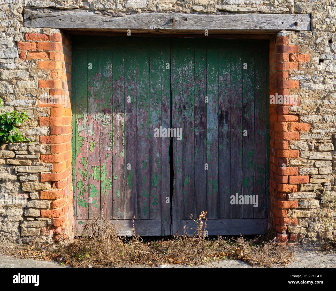 Eingangstüren für Scheunen, ländliche Gemeinde von Womersley, North Yorkshire, Nordengland, Großbritannien Stockfoto