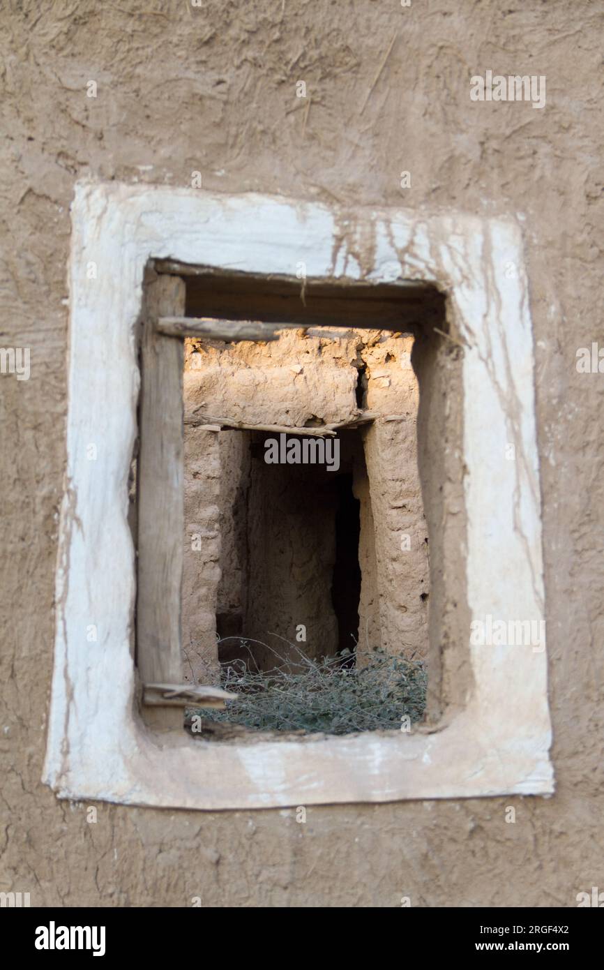 Alte hölzerne Türen und Fenster aus dem Dorf des arabischen Kulturerbes in riad in Saudi-Arabien Stockfoto