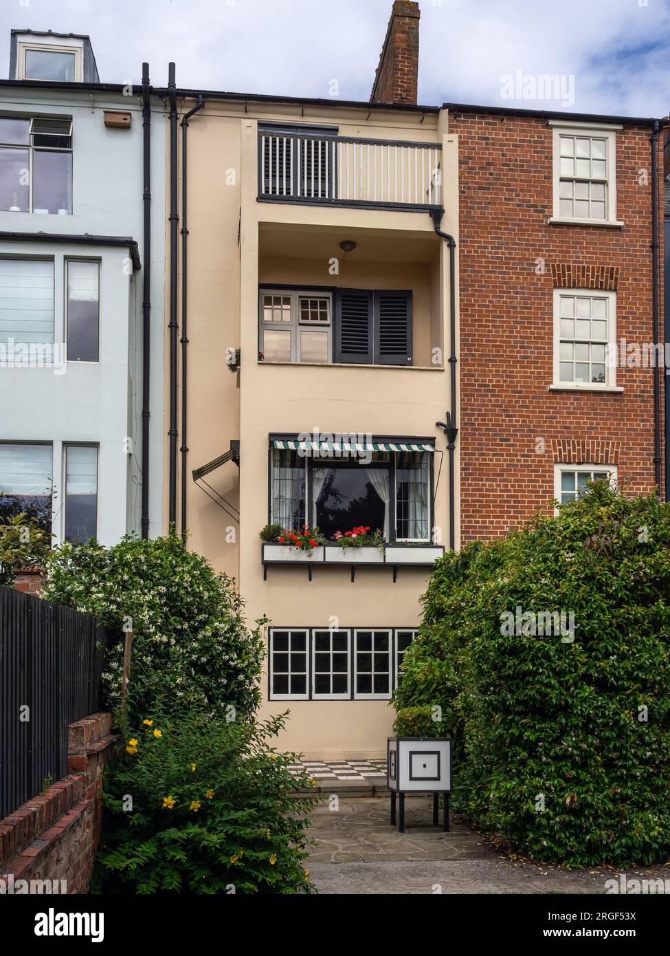 78 Derngate, The Charles Rennie Mackintosh House, Northampton, Großbritannien; Balkone auf der Rückseite des Hotels Stockfoto
