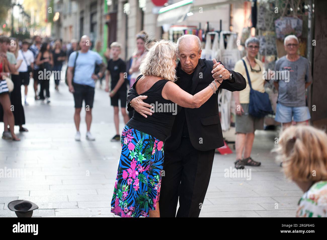 Ein altes Paar tanzt Tango in Barcelona. Stockfoto