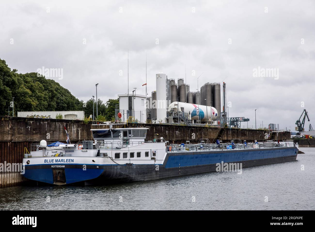 Flüssigfrachtschiff Blue Marleen an der Bunkerstation für Flüssigerdgas (LNG) von Land zu Schiff im Rheinhafen im Stadtbezirk Niehl, Stockfoto