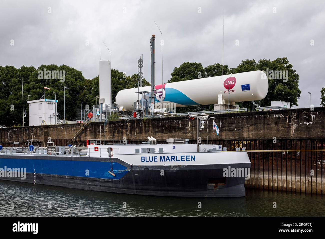 Flüssigfrachtschiff Blue Marleen an der Bunkerstation für Flüssigerdgas (LNG) von Land zu Schiff im Rheinhafen im Stadtbezirk Niehl, Stockfoto