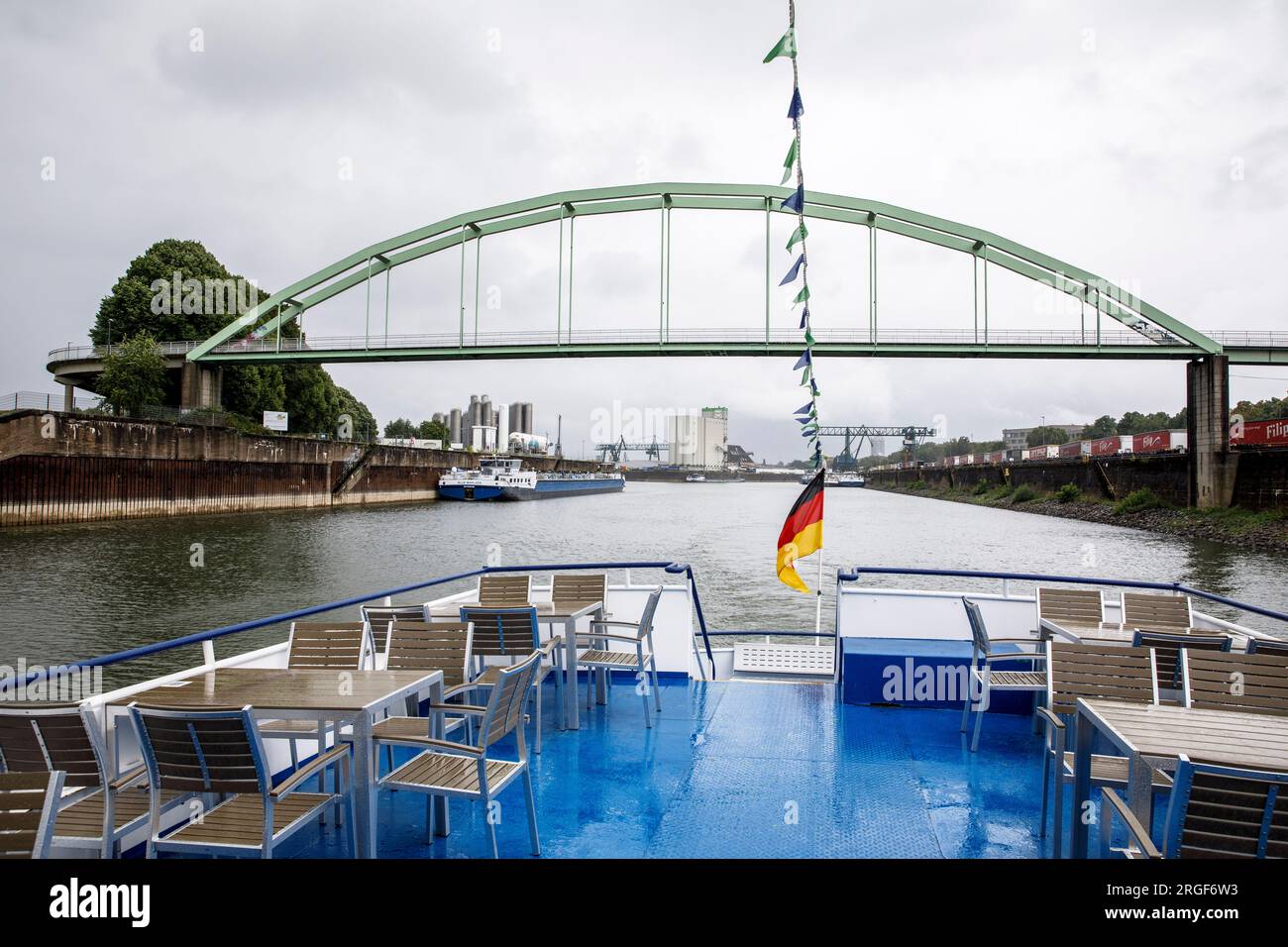 Blick von einem Ausflugsschiff auf die Brücke für Fußgänger und Radfahrer im Hafen von Niehler, Köln, Deutschland. Blick von einem Ausflugsschiff zur Bruec Stockfoto