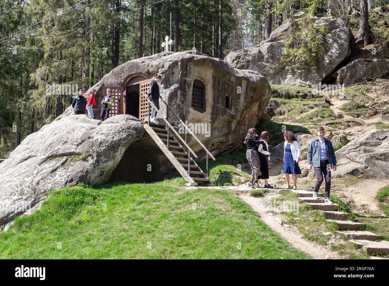PUTNA, RUMÄNIEN - 30. APRIL 2023: Zahlreiche Pilger und Touristen besuchen den Felsen mit der Höhle von Daniel dem Eremit. Stockfoto