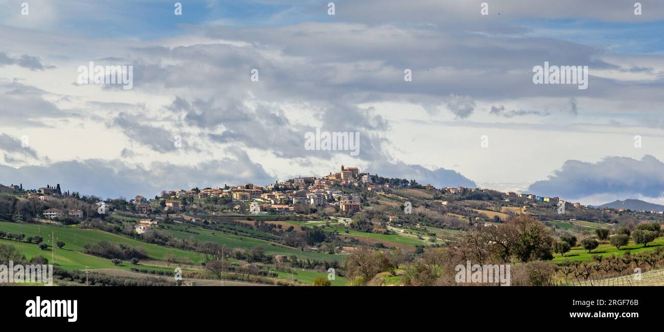 FERMO, ITALIEN - 11. MÄRZ 2023: Dies ist ein Panoramablick auf die Stadt in der Region Marken. Stockfoto